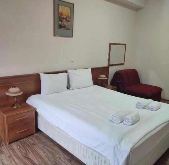 اتاق استاندارد سه نفره, Montana Palace