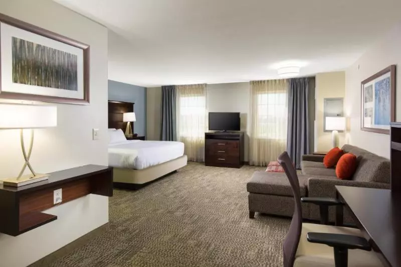 キングサイドベッドのスタンダードワンルーム, Staybridge Suites Toledo/maumee, An Ihg