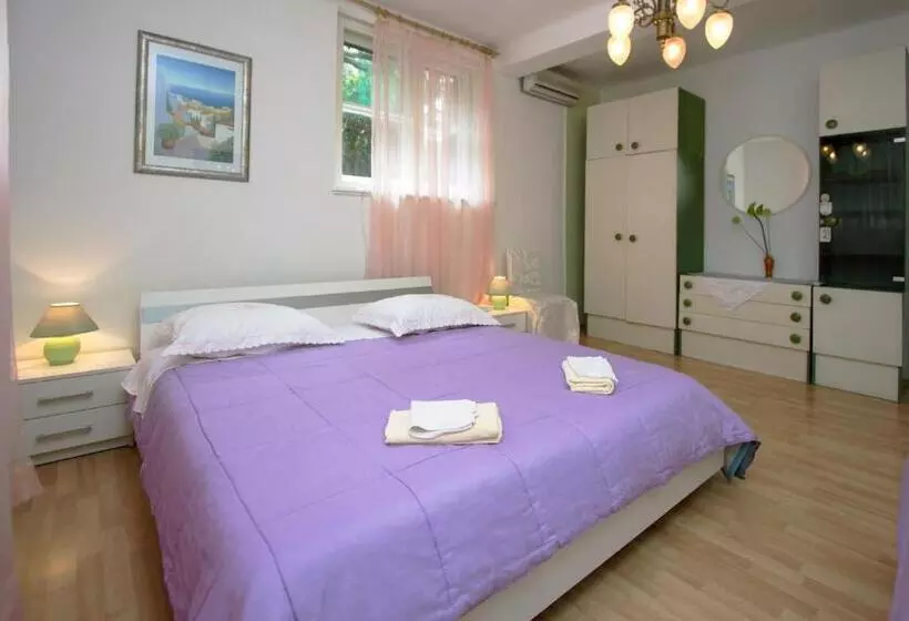 Habitació Triple Estàndard Vista Jardí, Guest House With Garden   Zuvan