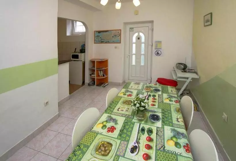 Habitació Triple Estàndard Vista Jardí, Guest House With Garden   Zuvan