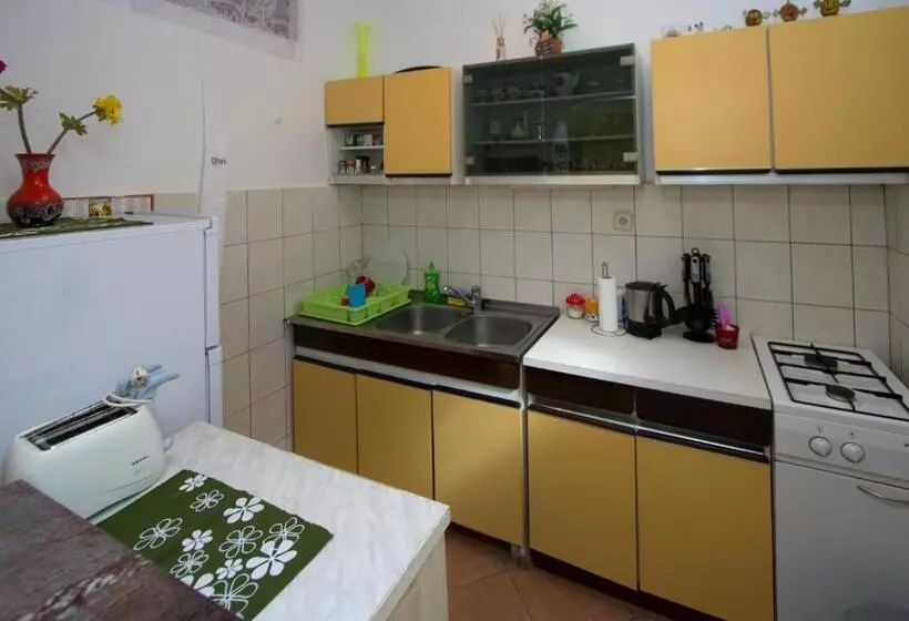 Habitació Triple Estàndard Vista Jardí, Guest House With Garden   Zuvan