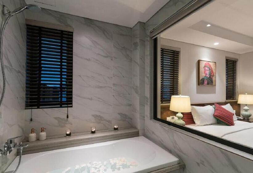 اتاق لوکس, Au Lac Legend