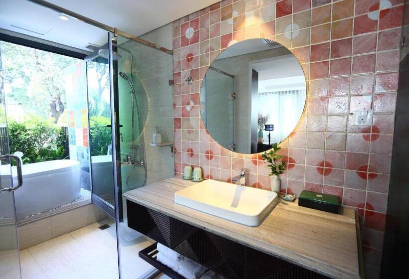 سوئیت با بالکن, Au Lac Legend