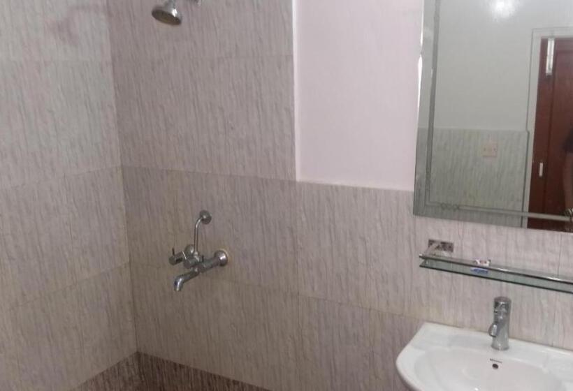 اتاق استاندارد سه نفره, Kathmandu Madhuban Guest House