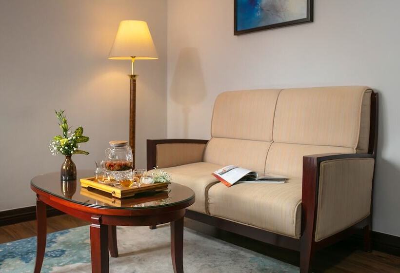 سوییت جونیور, The Tray Hotel Hai Phong