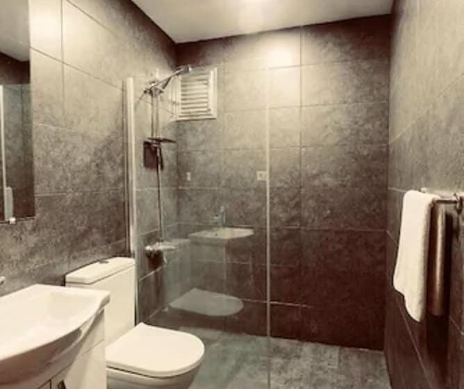 エクゼクティブトリプル, Cheers Midtown Hostel