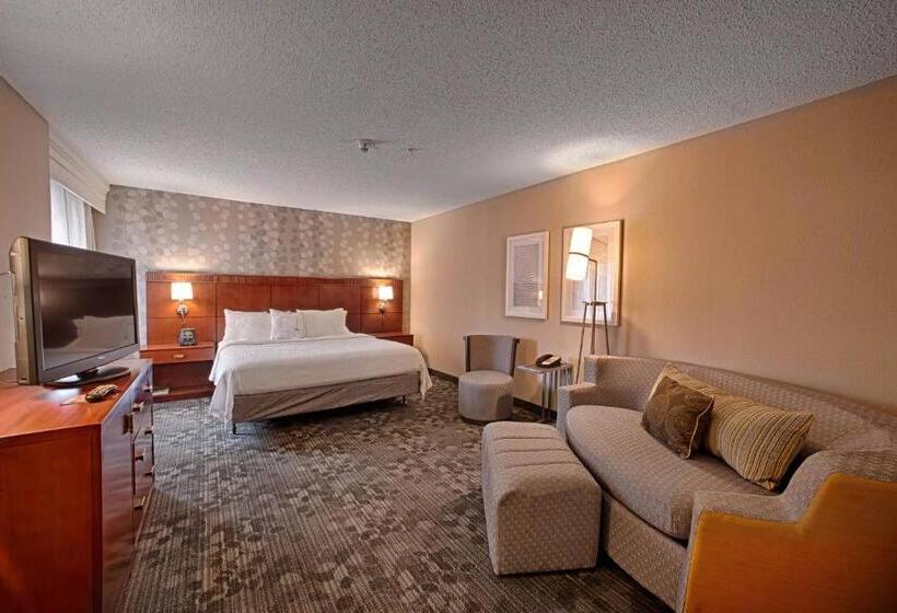 Люкс 2 Спальни, Courtyard Wall At Monmouth Shores Corporate Park