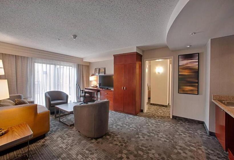 Люкс 2 Спальни, Courtyard Wall At Monmouth Shores Corporate Park