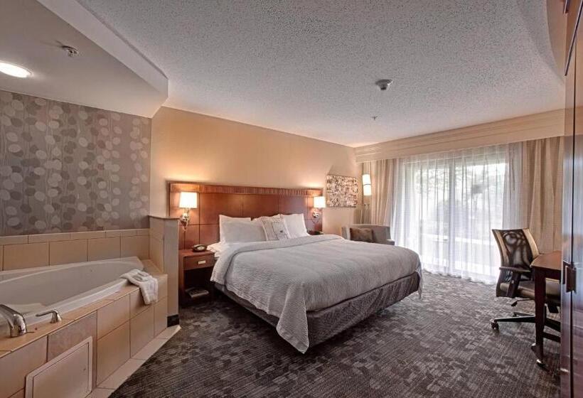 Стандартный Номер Кровать Кинг, Courtyard Wall At Monmouth Shores Corporate Park