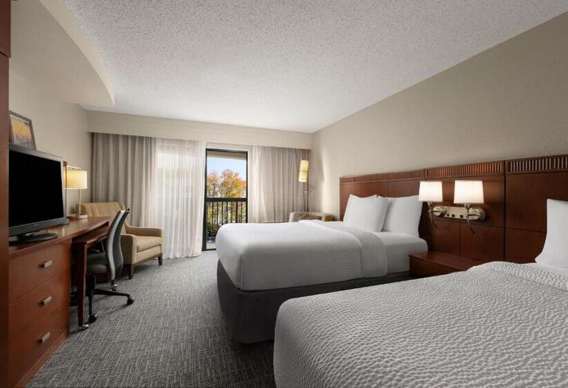 Номер Стандарт с Балконом, Courtyard Wall At Monmouth Shores Corporate Park