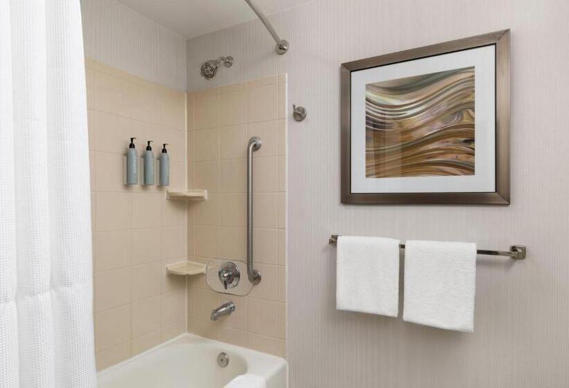 Номер Стандарт Кровать Кинг Адаптированный для Инвалидов, Courtyard Wall At Monmouth Shores Corporate Park