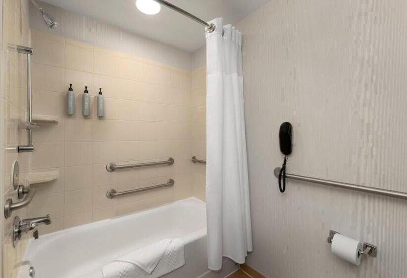 Номер Стандарт Кровать Кинг Адаптированный для Инвалидов, Courtyard Wall At Monmouth Shores Corporate Park