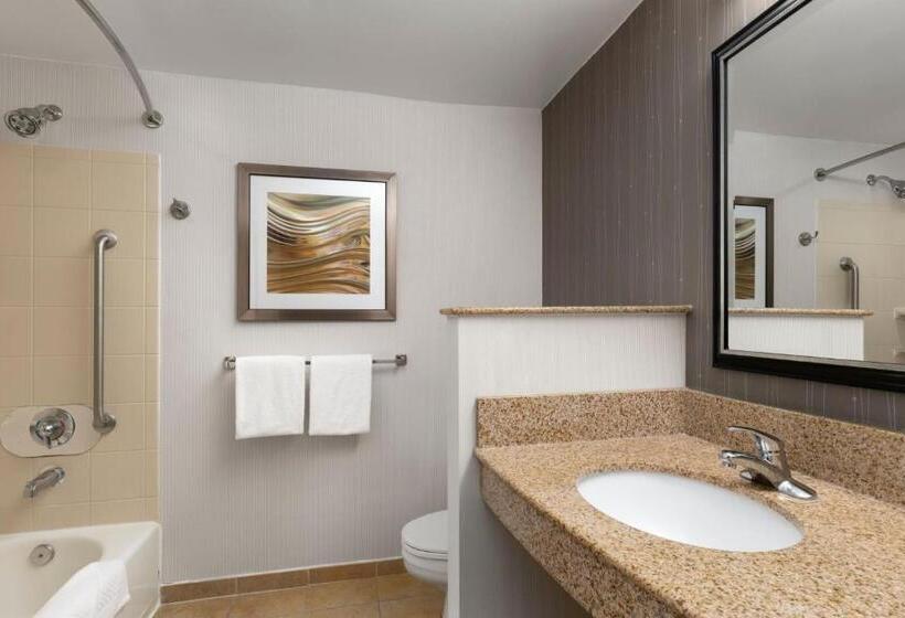 Номер Стандарт Кровать Кинг Адаптированный для Инвалидов, Courtyard Wall At Monmouth Shores Corporate Park