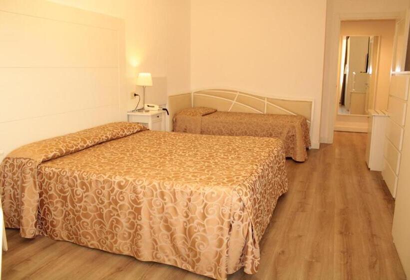 חדר סטנדרט לארבעה, Esplanade