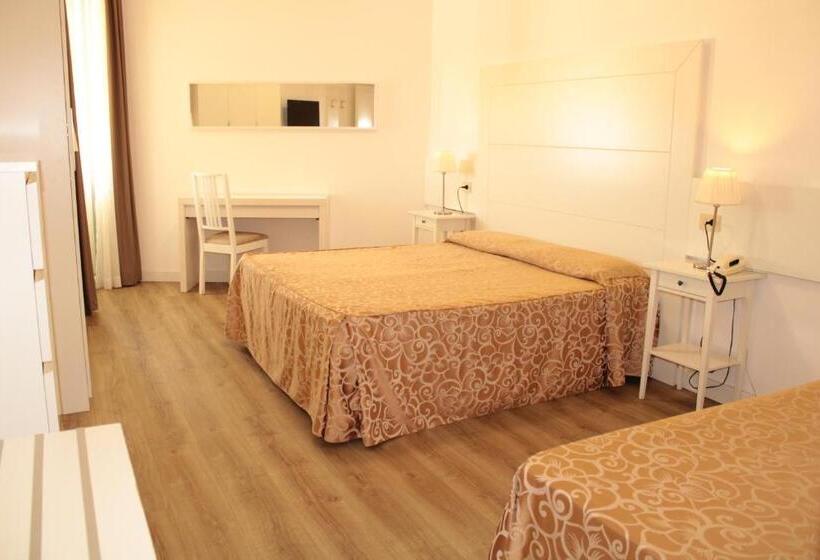 חדר סטנדרט לארבעה, Esplanade