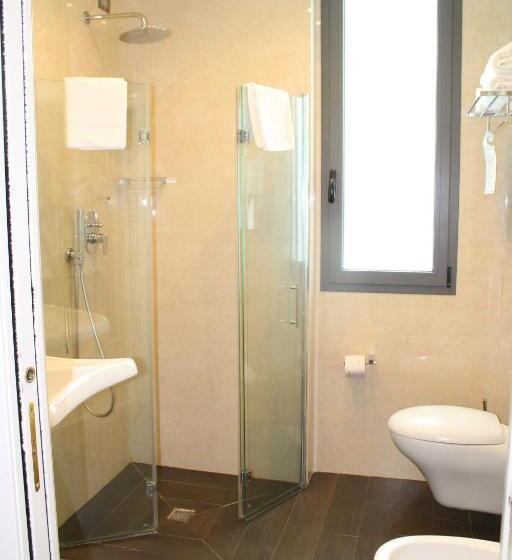 חדר סטנדרט לארבעה, Esplanade