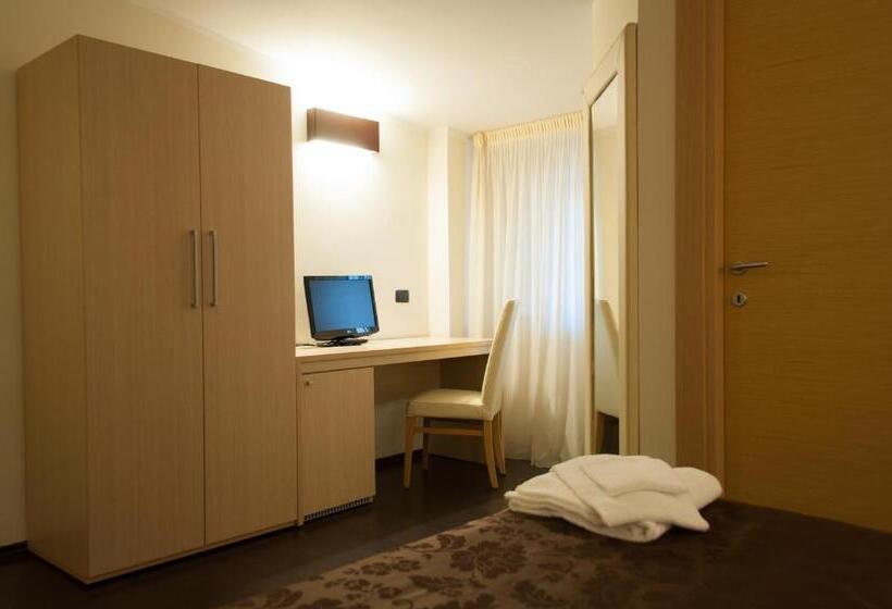 エコノミールーム, Sogni D Oro Airport