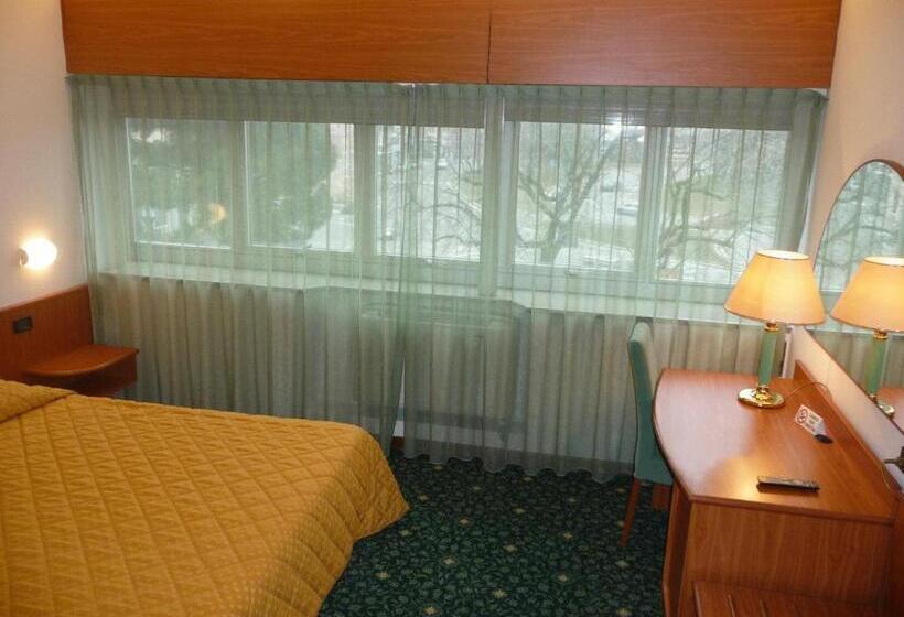 חדר משפחתי, Cristallo