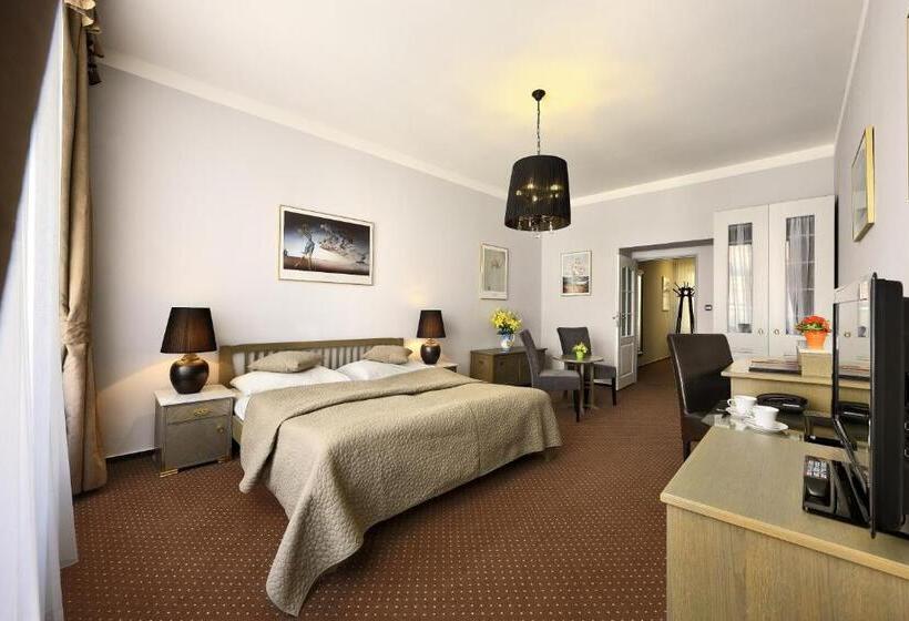 اتاق سوپریور, Salvator