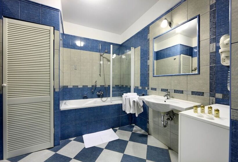 اتاق استاندارد سه نفره, Salvator