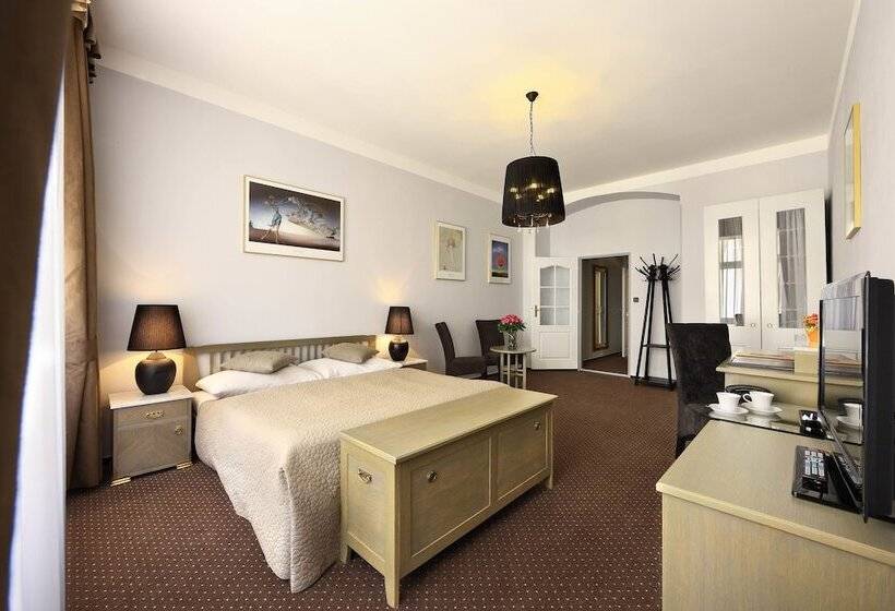 اتاق سوپریور, Salvator