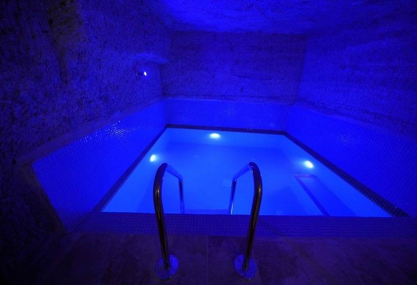 מיטת קינג בסוויטה, Travel Inn Cave