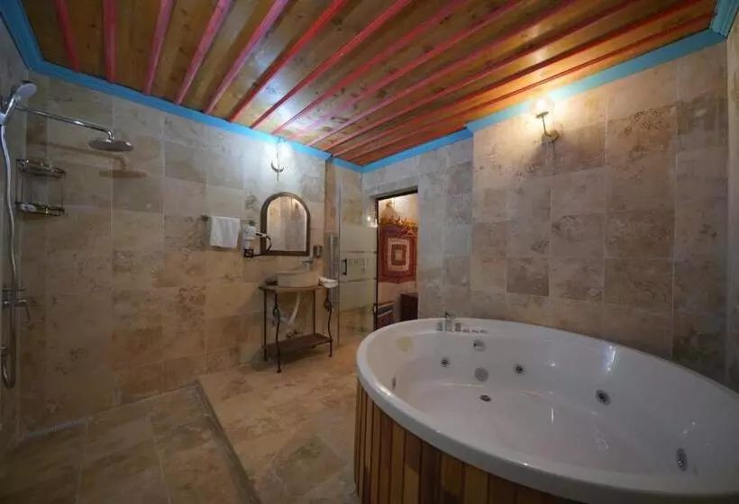Sviitti Poreallas, Travel Inn Cave