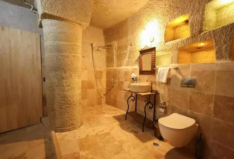 Perhehuone, Travel Inn Cave