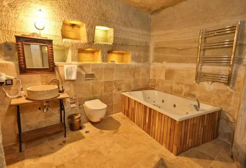 Perhehuone, Travel Inn Cave