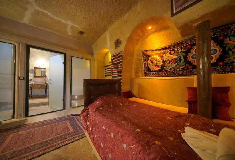 Perhehuone, Travel Inn Cave