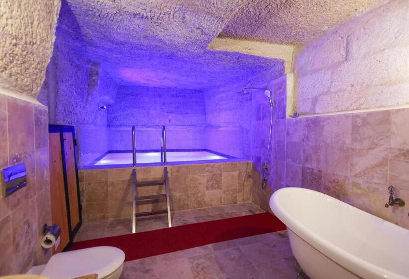 מיטת קינג בסוויטה, Travel Inn Cave