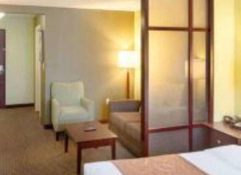 מיטת קינג בסוויטה, Comfort Suites Harvey   New Orleans West