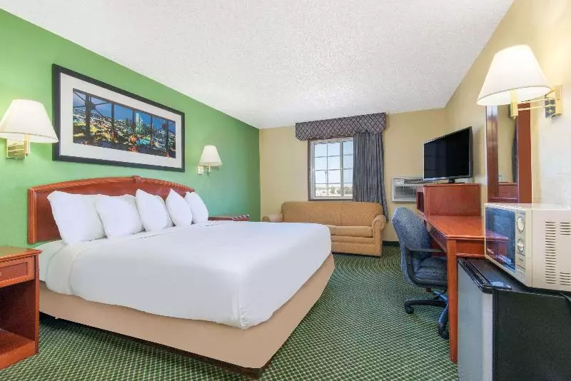 Standard-huone King-vuode, Days Inn By Wyndham Great Bend