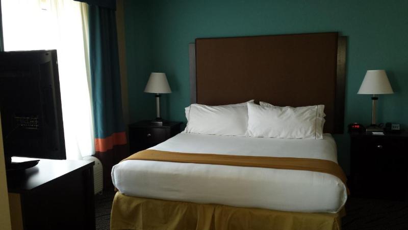适合残疾人士使用的带超级大床的标准间, Holiday Inn Express & Suites Havelock Northwest New Bern, An Ihg