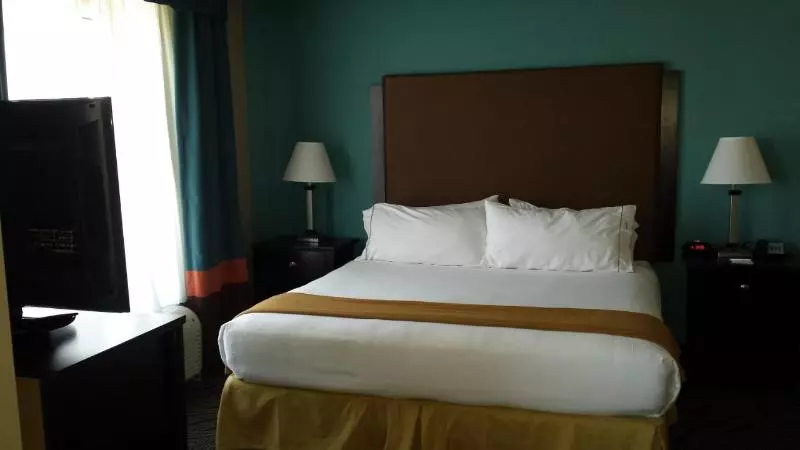 身障者適用キングサイズベッドルーム, Holiday Inn Express & Suites Havelock Northwest New Bern, An Ihg