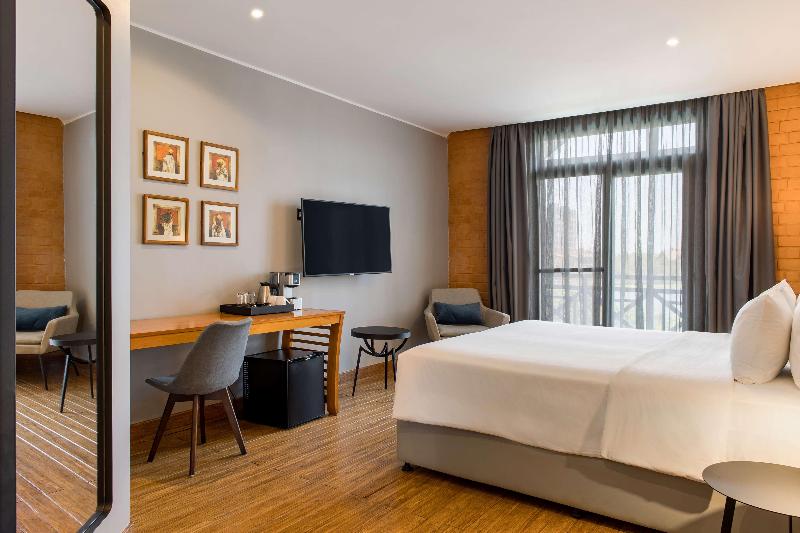 سوییت جونیور با بالکن, Radisson Hotel Tamboho Waterfront Antananarivo