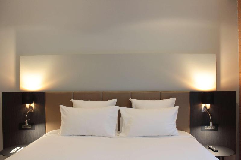 سوییت جونیور با بالکن, Radisson Hotel Tamboho Waterfront Antananarivo