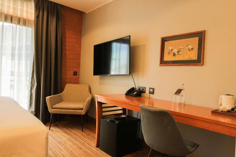 سوییت جونیور با بالکن, Radisson Hotel Tamboho Waterfront Antananarivo