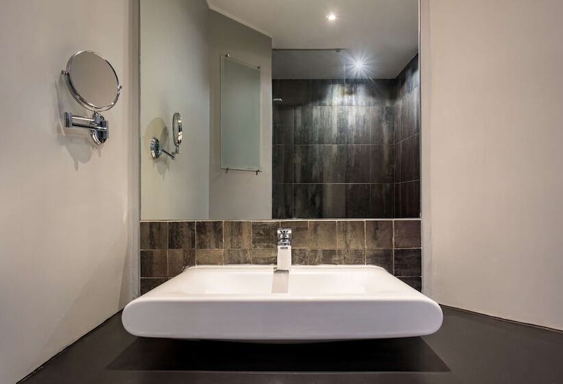 Superior room with lake view, Radisson Hotel Tamboho Waterfront Antananarivo