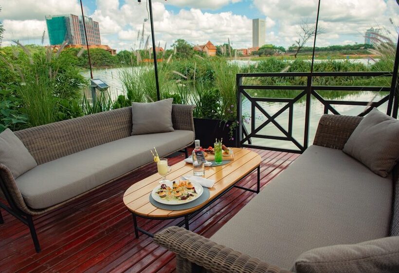 Superior room with lake view, Radisson Hotel Tamboho Waterfront Antananarivo