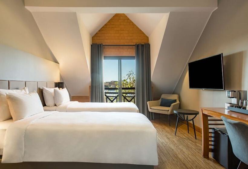 Superior room with lake view, Radisson Hotel Tamboho Waterfront Antananarivo