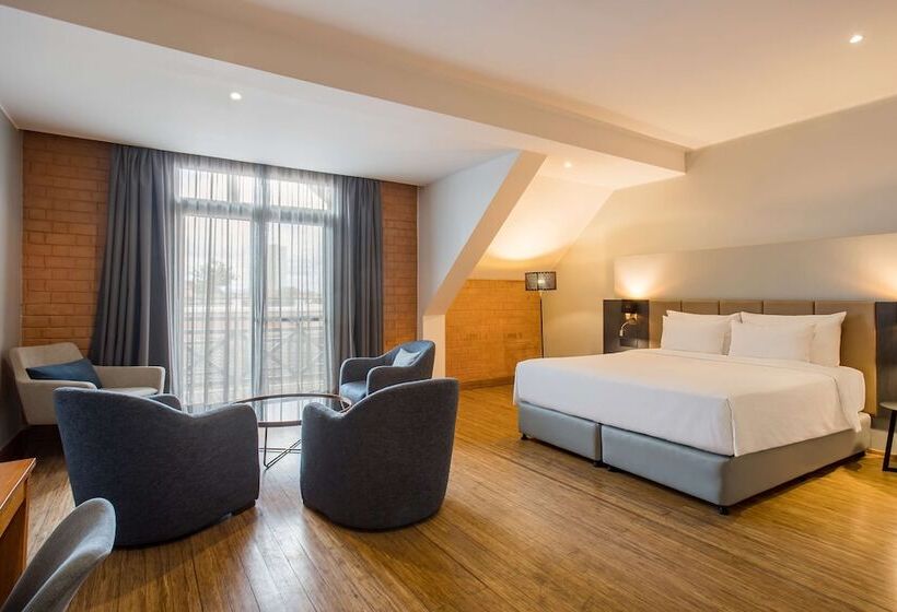 سوییت جونیور با بالکن, Radisson Hotel Tamboho Waterfront Antananarivo