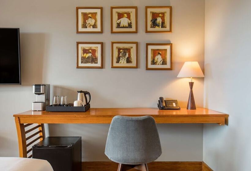 اتاق پرمیوم, Radisson Hotel Tamboho Waterfront Antananarivo