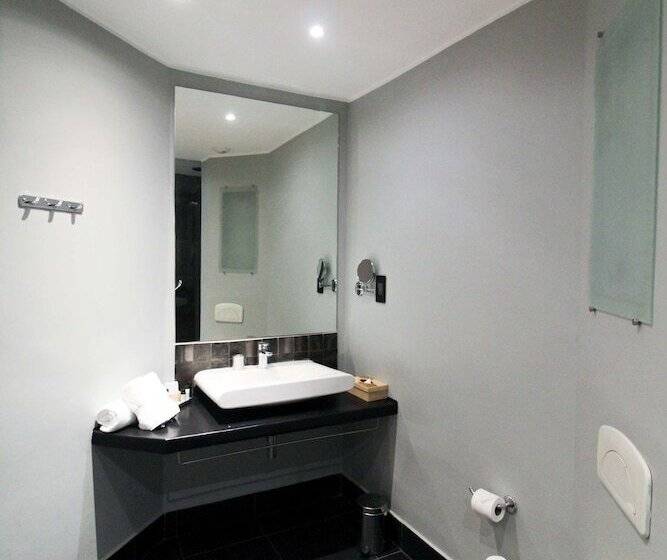 اتاق پریمیوم با چشم‌انداز دریاچه, Radisson Hotel Tamboho Waterfront Antananarivo
