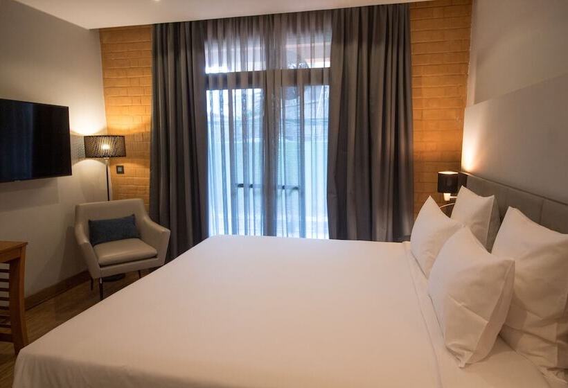 Superior room with lake view, Radisson Hotel Tamboho Waterfront Antananarivo