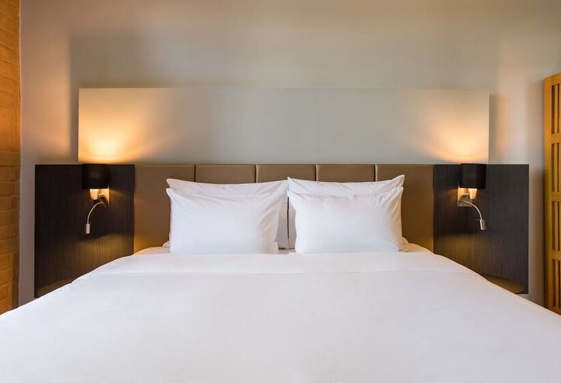 Superior room with lake view, Radisson Hotel Tamboho Waterfront Antananarivo