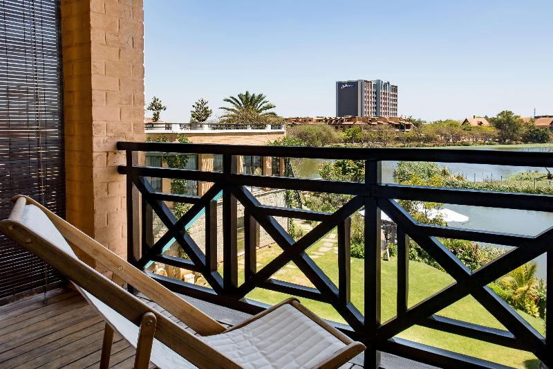 Superior room with lake view, Radisson Hotel Tamboho Waterfront Antananarivo