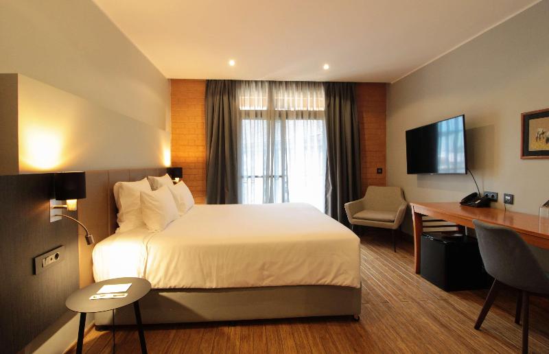 Superior room with lake view, Radisson Hotel Tamboho Waterfront Antananarivo