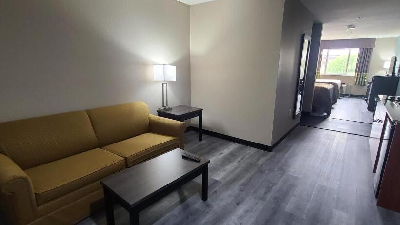 スタンダードスタジオ, Super 8 By Wyndham Lubbock West