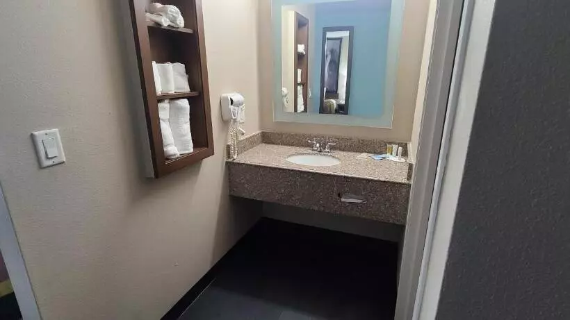 استودیوی استاندارد, Super 8 By Wyndham Lubbock West